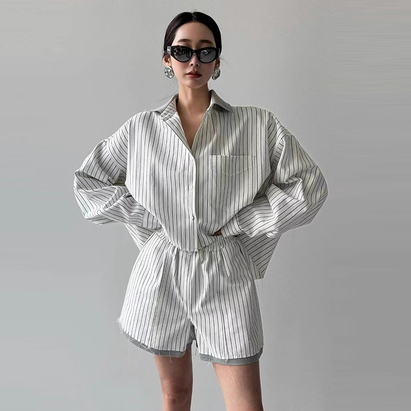 短款条纹衬衫女+撞色拼接短裤