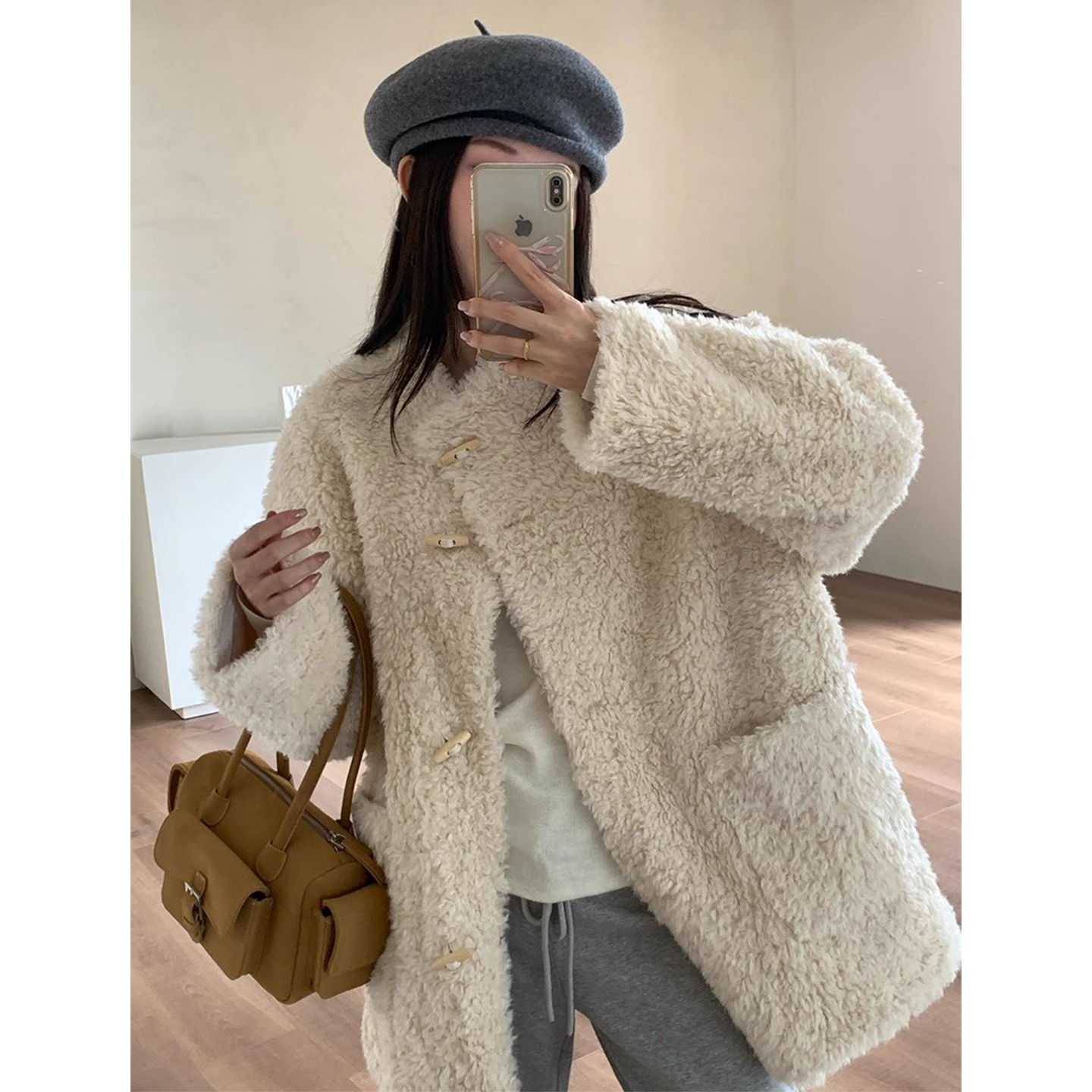 慵懒风牛角扣皮毛一体羊羔毛外套女2025冬季新款中长款口袋大衣