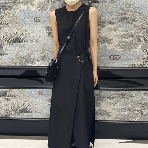 小众设计感侧边挂扣背心连衣裙