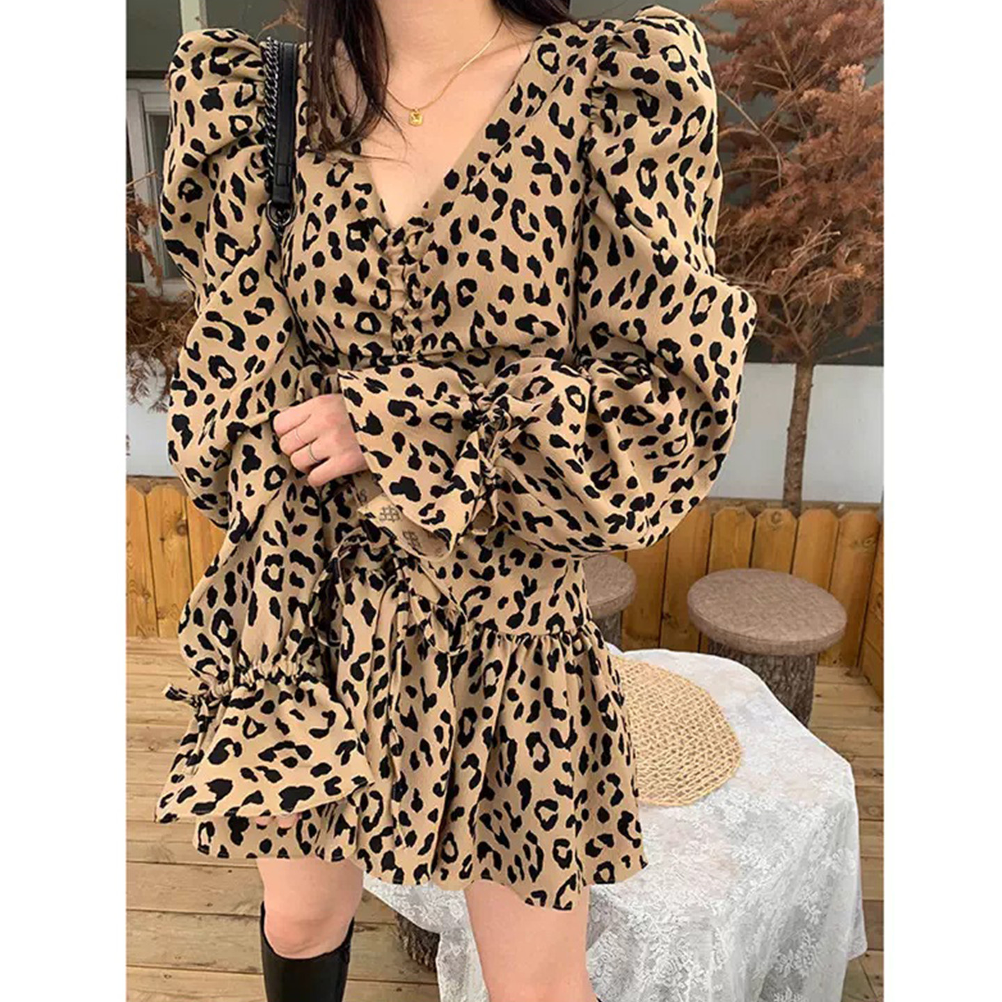 良良家 复古V领豹纹印花连衣裙女春季新款收腰显瘦喇叭袖短裙子