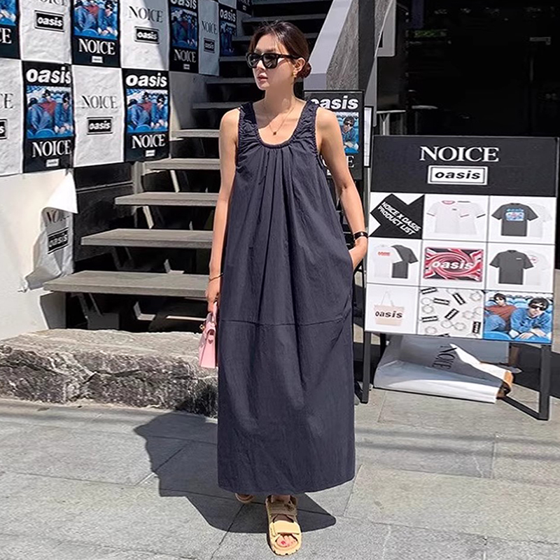慵懒风褶皱无袖背心连衣裙