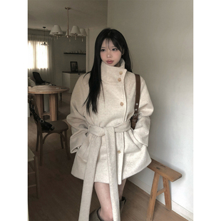 良良家高级感立领燕麦色毛呢外套女秋冬季系带收腰显瘦呢子大衣
