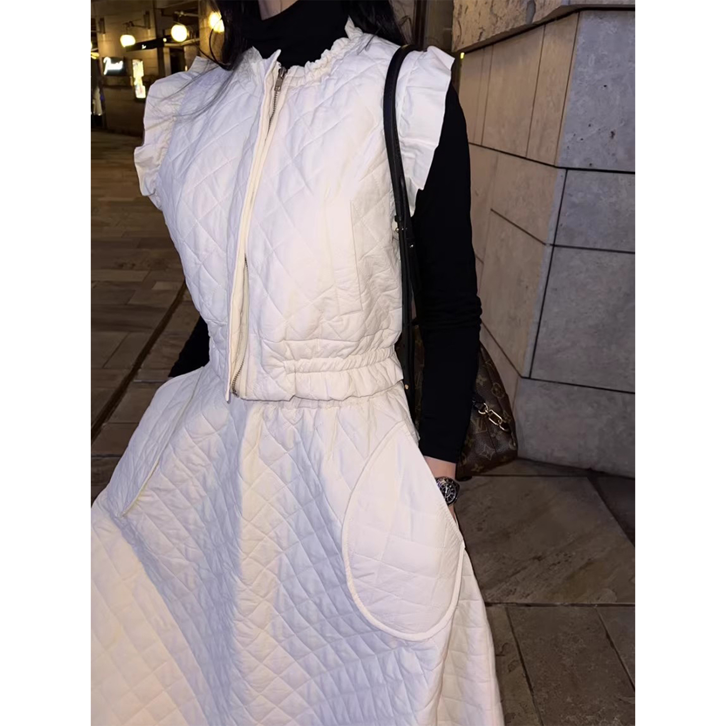 木耳边棉服马甲外套+A字半身裙