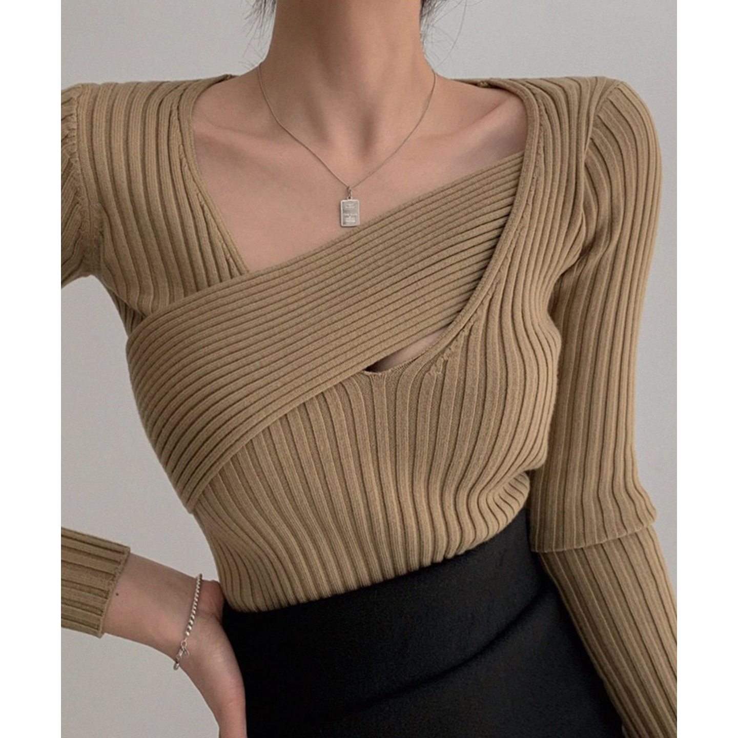 设计感不规则穿插V领打底针织衫