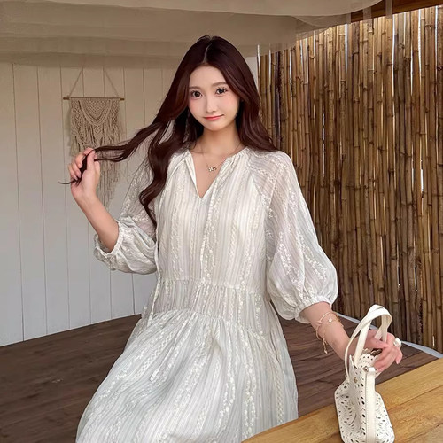 V领重工蕾丝短袖连衣裙直筒裙女