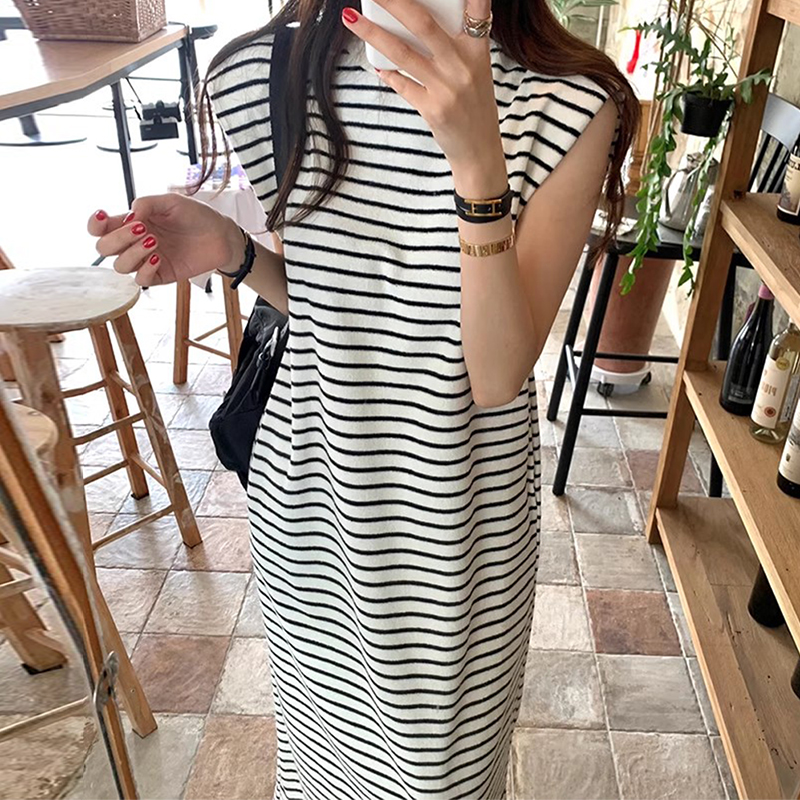 慵懒风撞色条纹背心连衣裙长裙