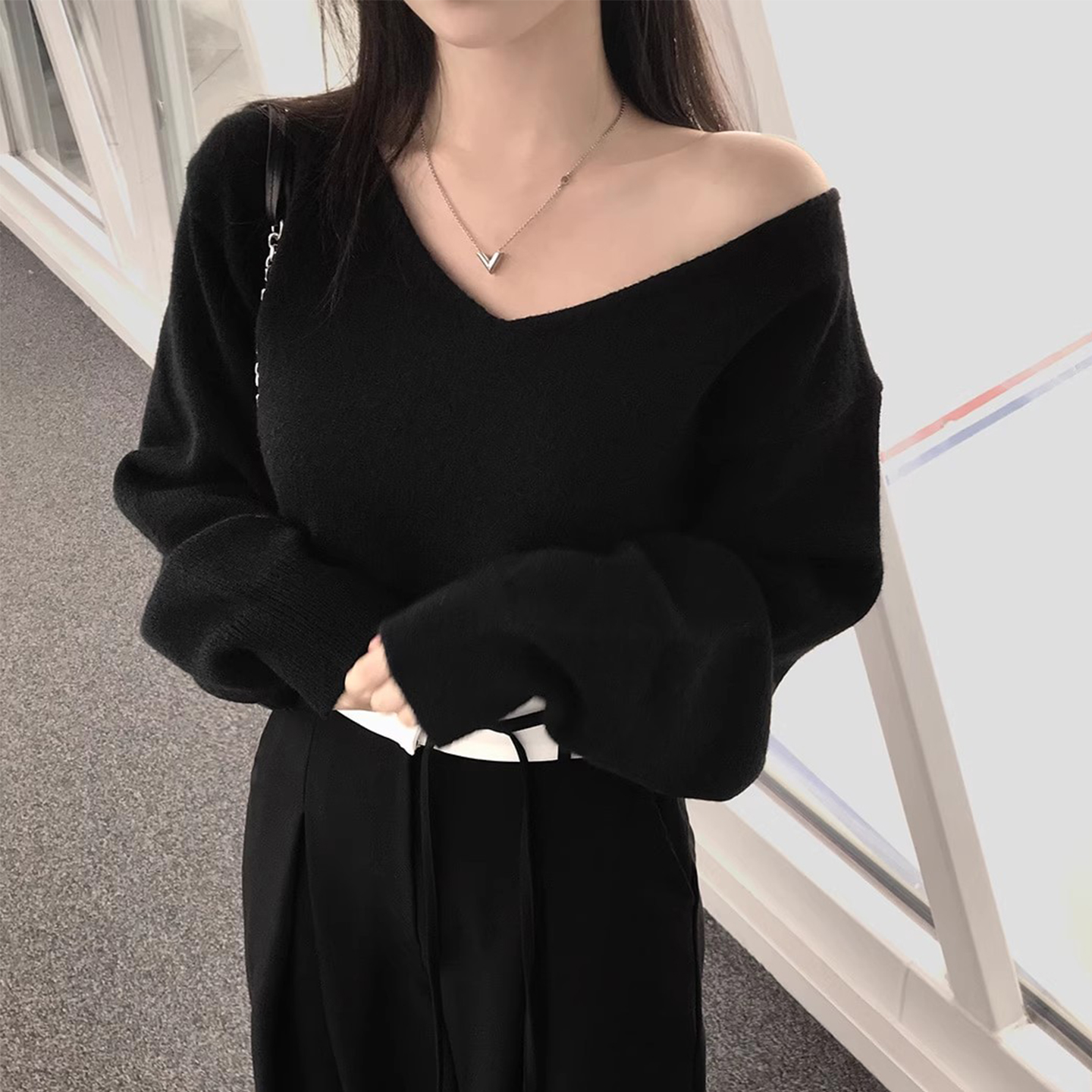 小性感大V领露肩套头毛衣女