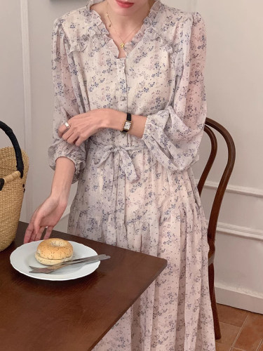 木耳边系带收腰长袖碎花连衣裙