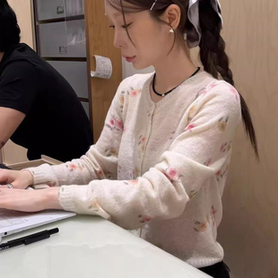 良良家设计感晕染花卉印花针织开衫女春季新款减龄薄款毛衣短外套