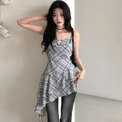 叠穿不规则荷叶边格子吊带连衣裙