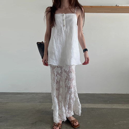 宽松吊带背心+透视蕾丝半身裙