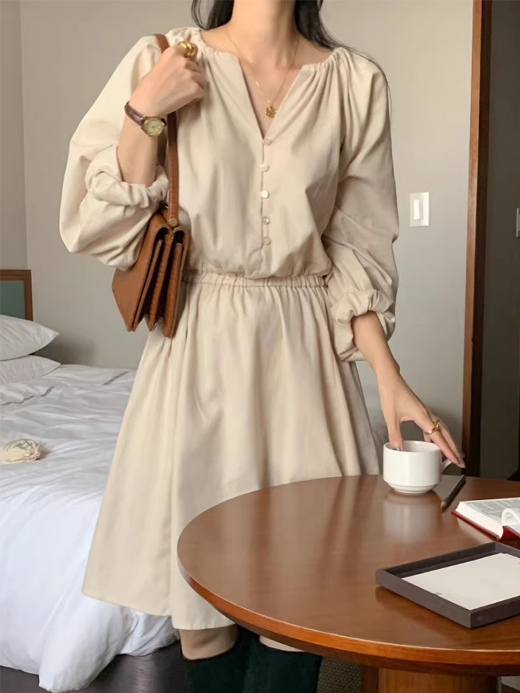 气质简约V领贝壳扣泡泡袖连衣裙