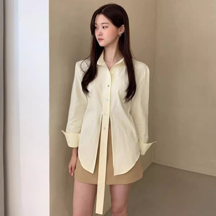 新款 女早春季 宽松百搭上衣 衬衫 设计感奶黄色翻领单排扣收腰长袖