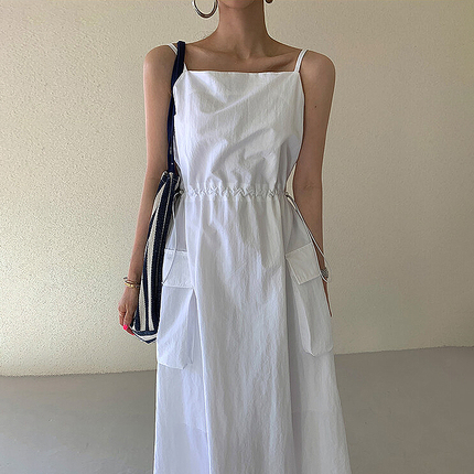 复古气质白色吊带连衣裙女夏季设计感小众大口袋抽绳褶皱收腰长裙
