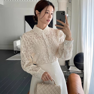 设计感重工镂空翻领刺绣花朵衬衫 女早春珍珠单排扣百搭上衣配吊带