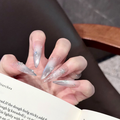 赛里木湖纯手工美甲穿戴甲湖蓝色