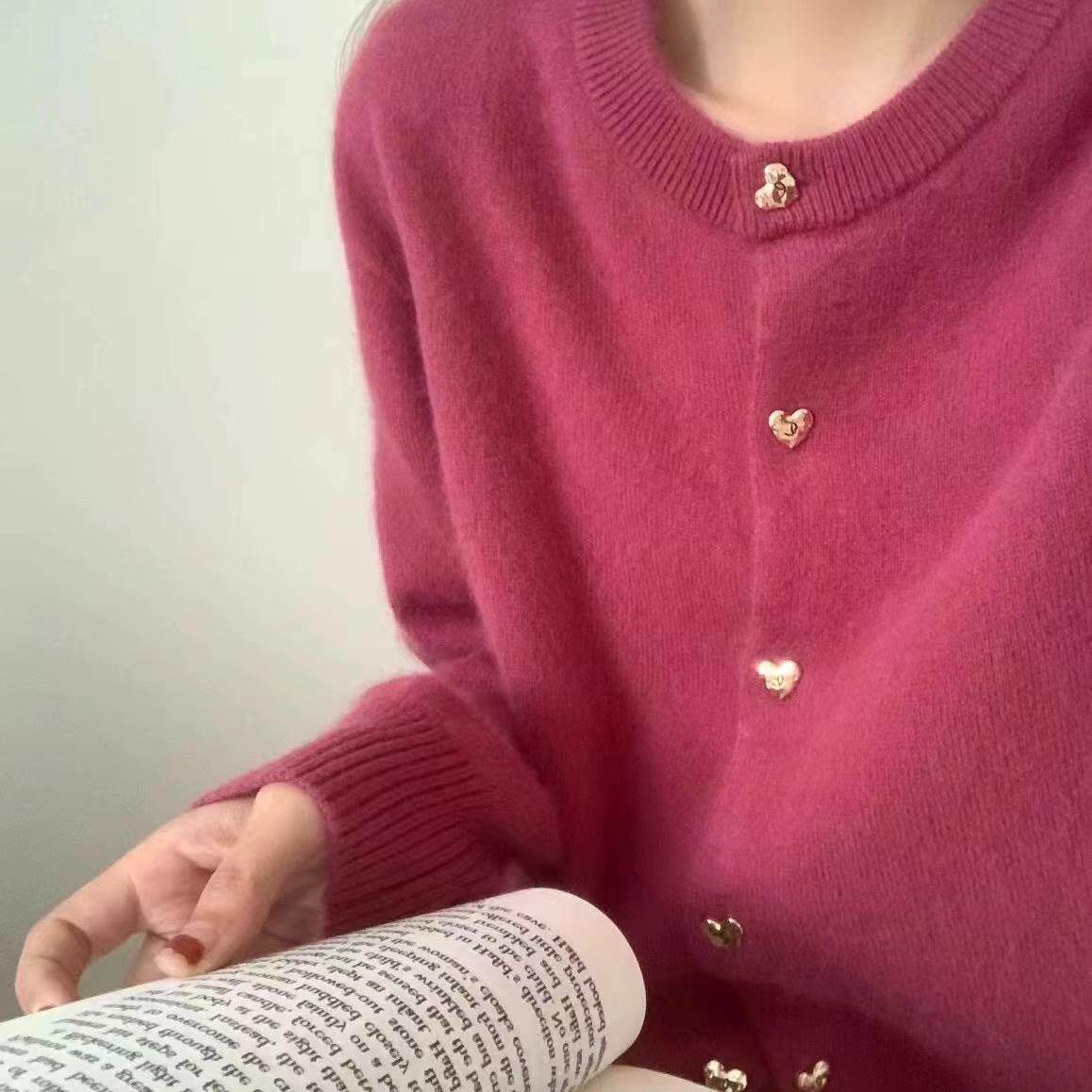 羊绒开衫女毛衣法式玫红色爱心扣圆领外套宽松显瘦针织羊毛衫上衣