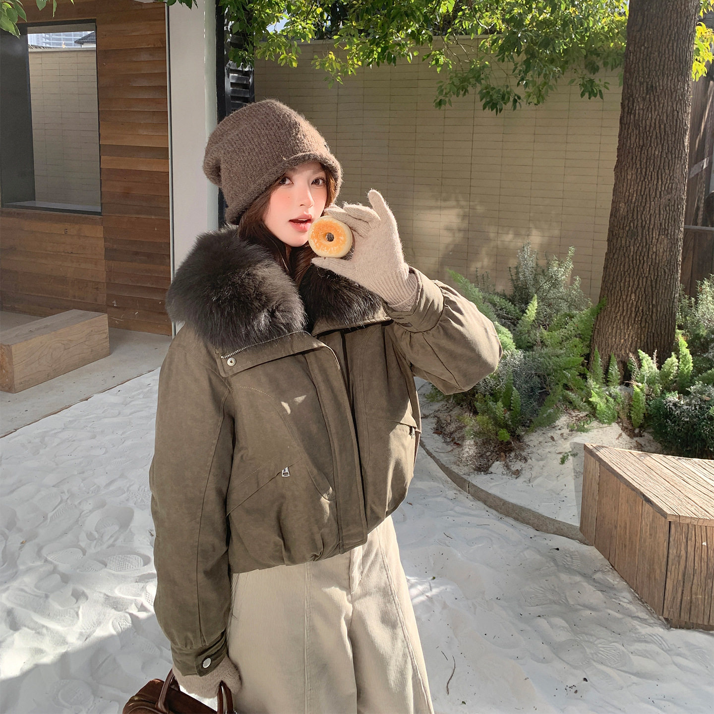 今年流行特惠狐狸大毛领羽绒服女2025冬季新款洋气军绿色白鸭绒派