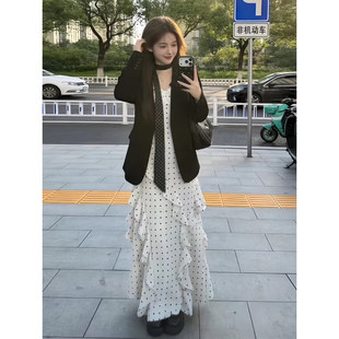韩系通勤风黑色西装 外套女绝美不规则蛋糕波点吊带连衣裙两件套装