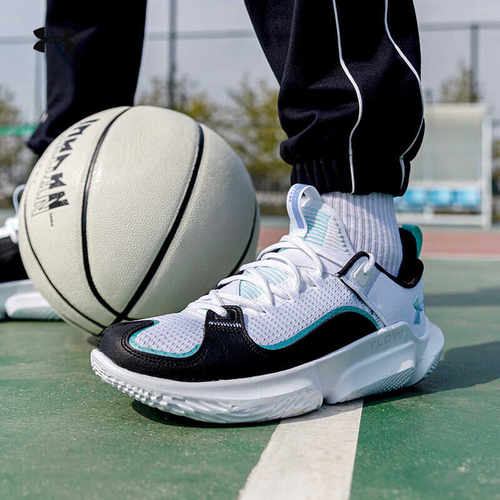 安德玛训练新款篮球鞋低帮透气