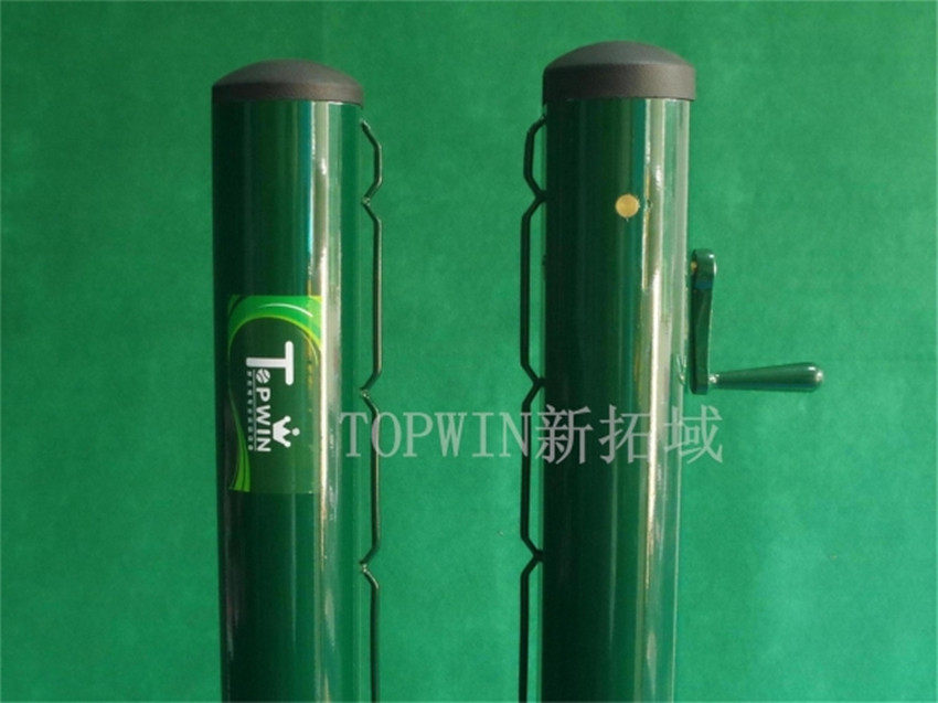 【产品特点】： ●环保 网柱采用全铝合金型材制作，可完全回收重复利用。 ●耐用 结构材料表面经超耐候纯聚脂粉末喷涂，适合全天候环境使用。 ●符合专业赛事标准 网柱为专业赛事设计，管壁增厚 3mm。 ●安装快捷 全内置蜗杆蜗轮式收紧装置，快速安装网球网。 ●适用范围 适用于高级网球场及网球俱乐部