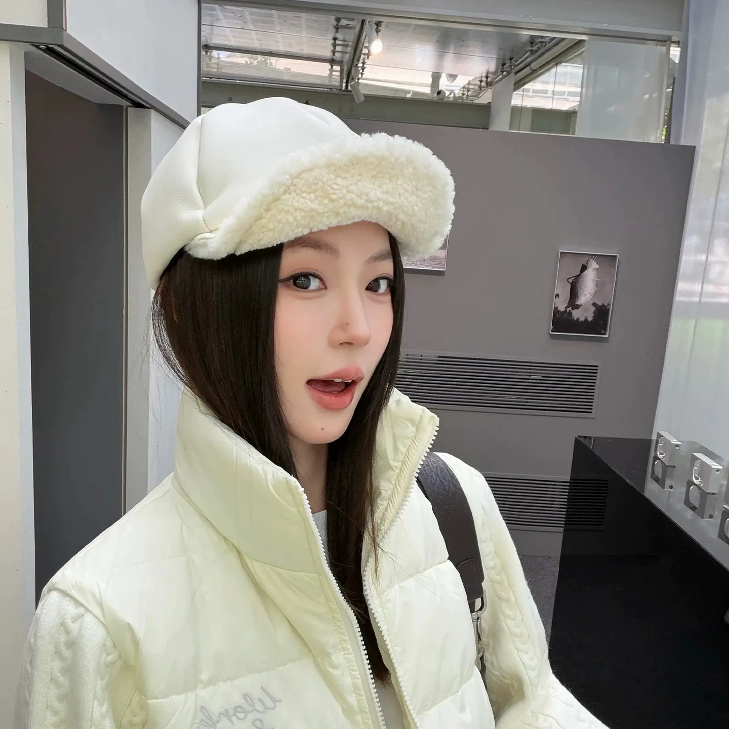 白色羊羔毛绒鸭舌帽子保暖显脸小