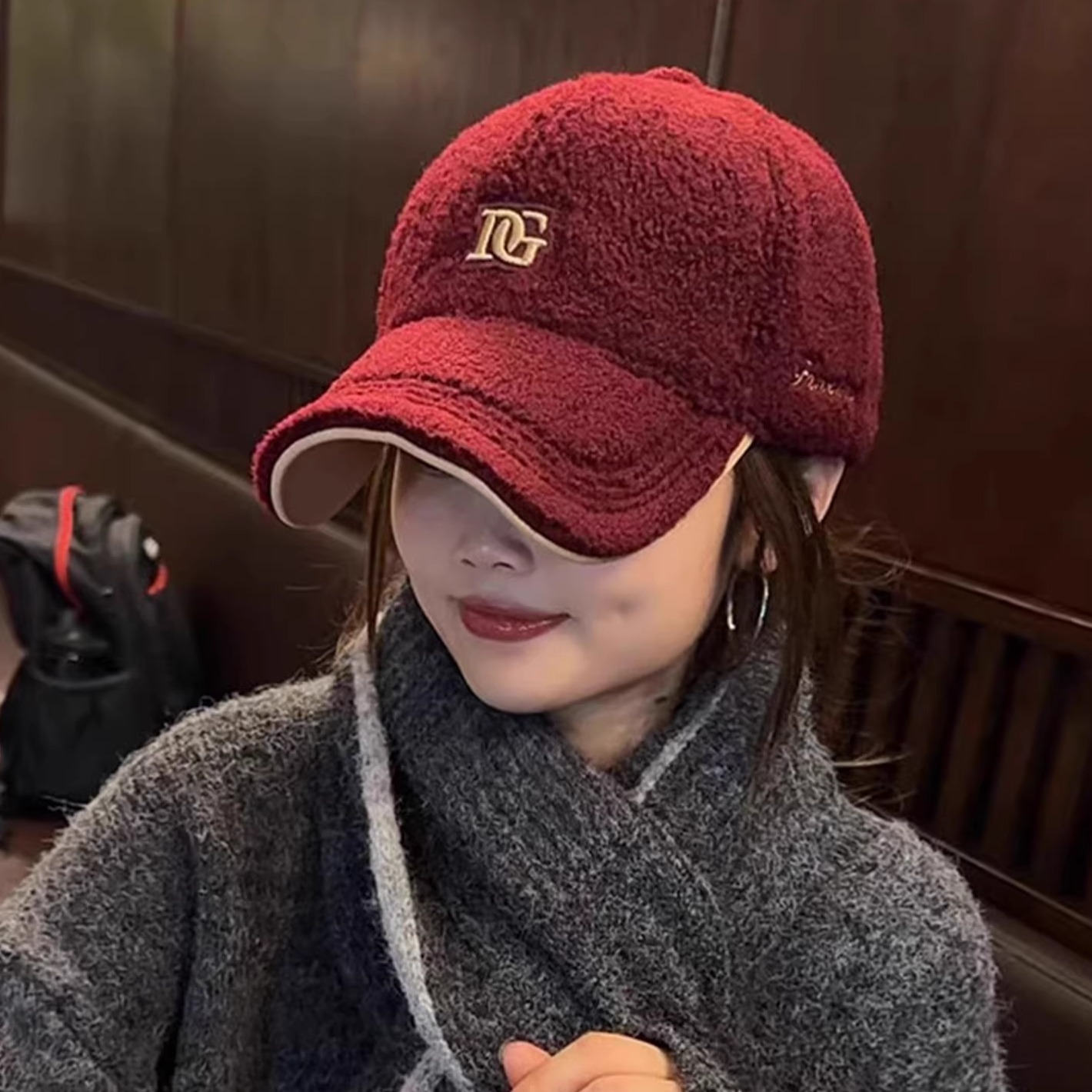 韩版字母刺绣羊羔绒鸭舌帽子女秋冬季大头围加厚保暖棒球帽洋气潮