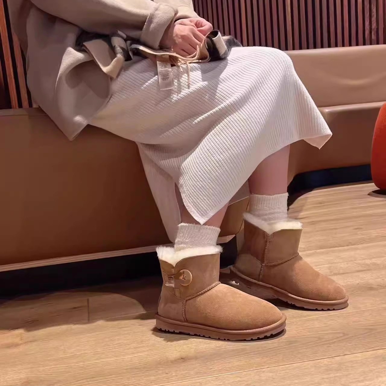 澳洲直邮ozwear雪地靴女短款一粒扣羊皮毛一体棉靴经典款冬大棉鞋