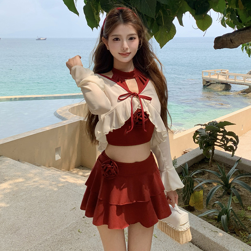她及其他女分体三件套裙式泳衣
