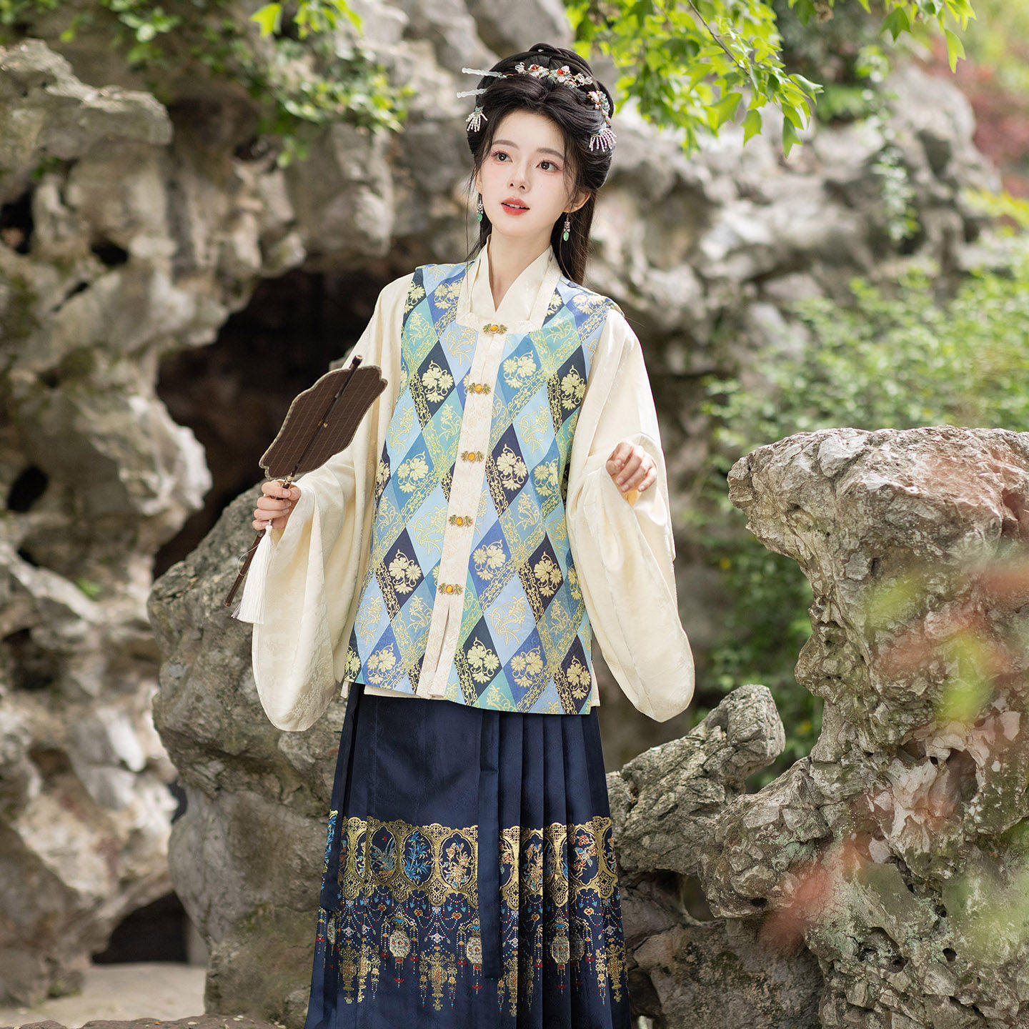 原创明制汉服女装方领比甲提花交领琵琶袖上袄重工织金马面裙套装