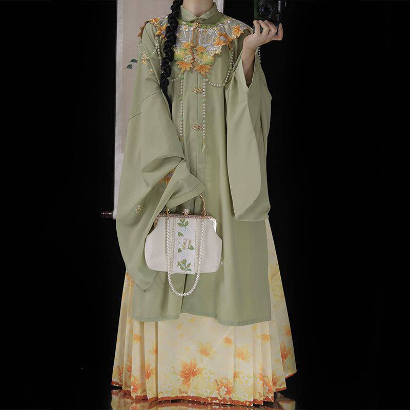 出社原创秋实刺绣簪花明制汉服女对襟立领长袄云肩马面裙三件套
