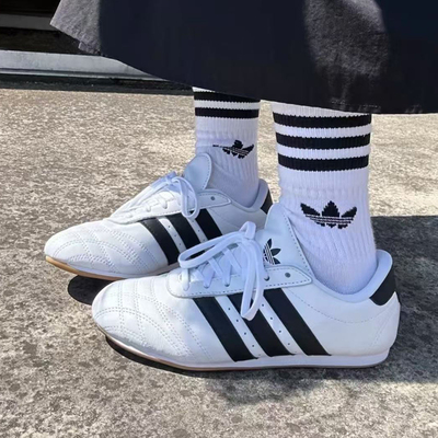 阿迪达斯低帮训练鞋黑白色