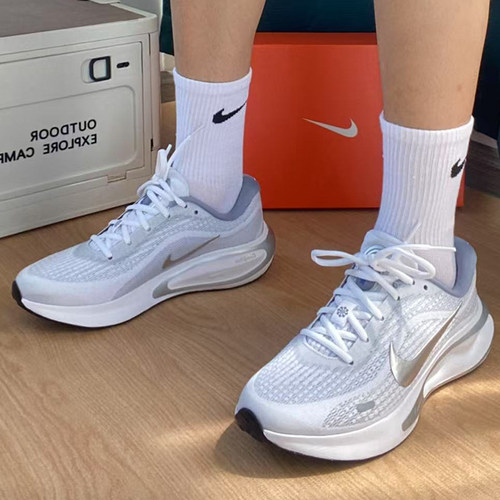 Nike百搭低帮跑步鞋灰色