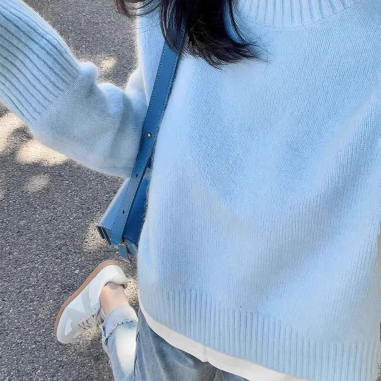 蓝色圆领套头毛衣女秋冬加厚