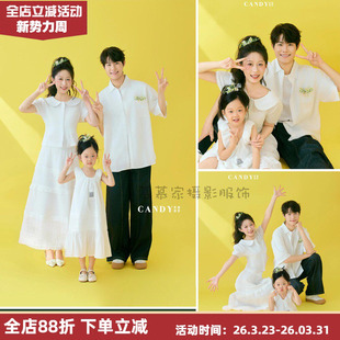 居家纪实风25年新款亲子装一家三口白色衬衫影楼拍照主题简约休闲