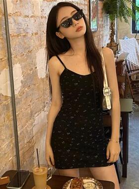 纯欲性感气质包臀短裙夏季新款黑色修身显瘦时尚碎花吊带连衣裙女