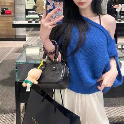 气质名媛别致斜肩针织衫女新款法式宽松百搭蓝色露肩无袖上衣