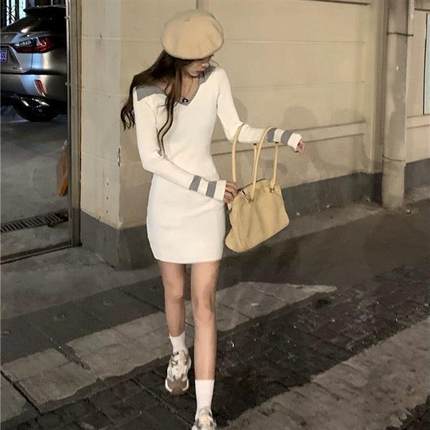 2024春秋新款韩版辣妹V领针织连衣裙女性感百搭长袖包臀裙打底裙