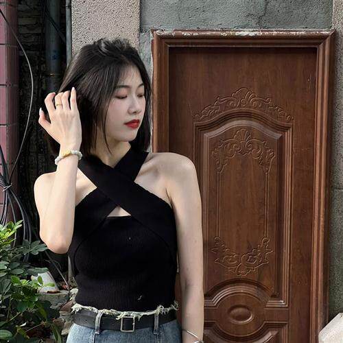 黑色小众别致挂脖设计感小众2024夏季新款无袖吊带背心短款上衣女