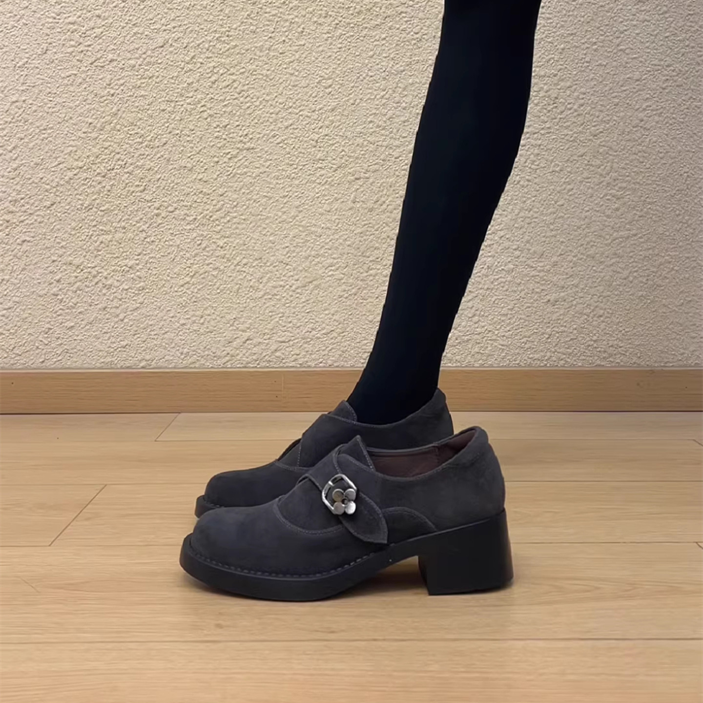深灰色复古英伦风磨砂带扣乐福鞋女厚底百搭金属装饰深粗跟口单鞋