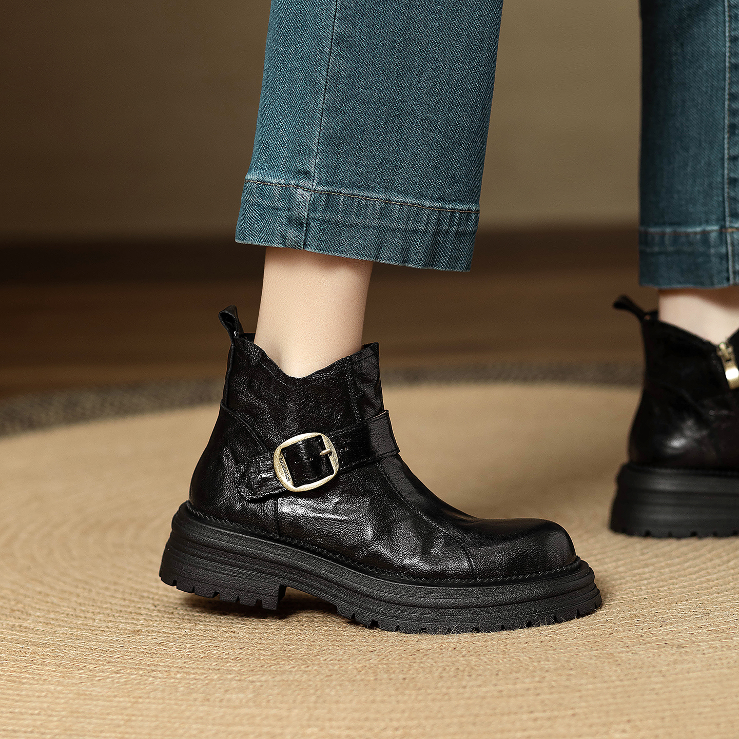 英伦风黑色皮带扣马丁靴