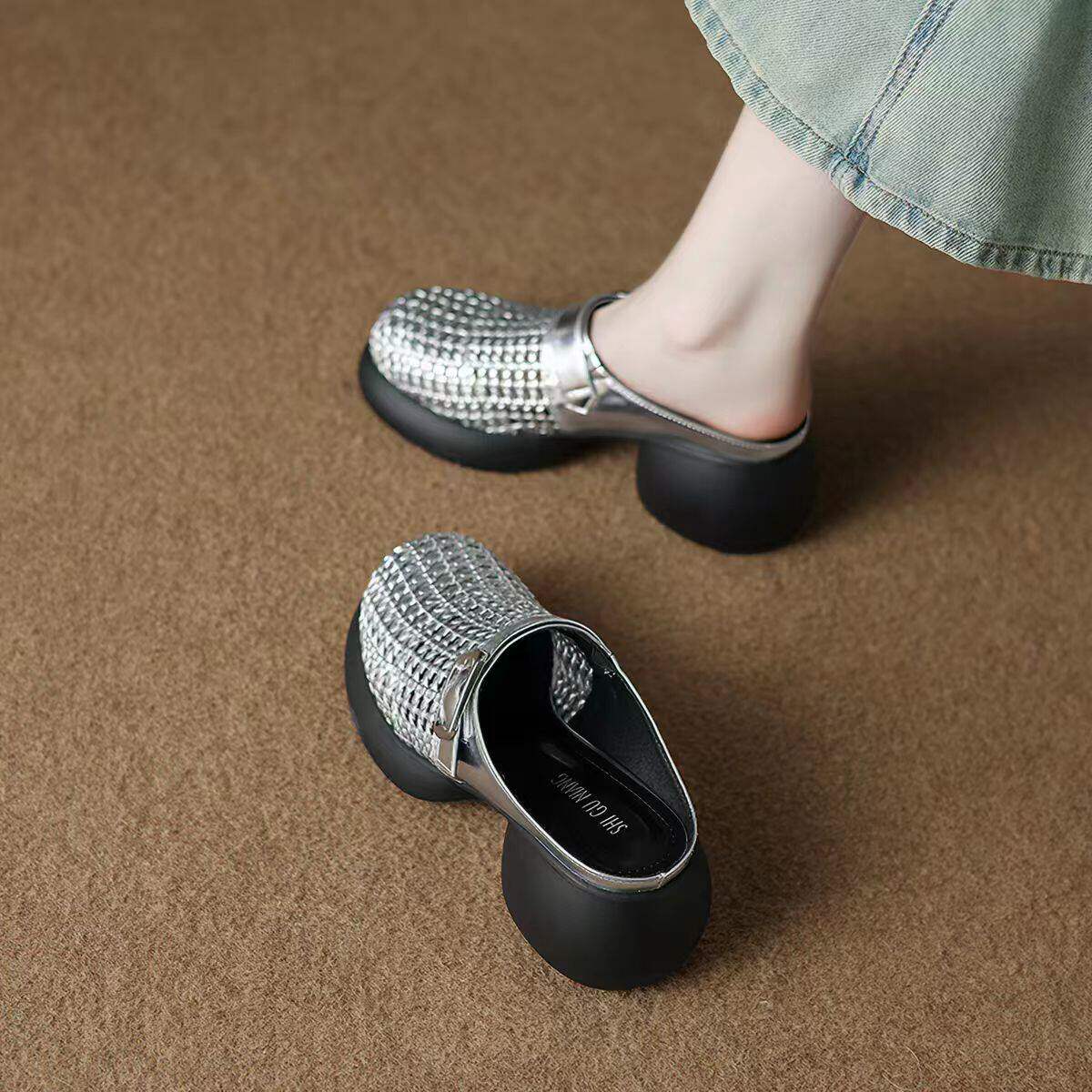 7cm银色编织缕空包头半拖鞋女夏外穿2026新款厚底一脚蹬勃肯凉拖