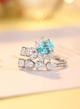 18K金镶嵌水滴形育钻石戒指