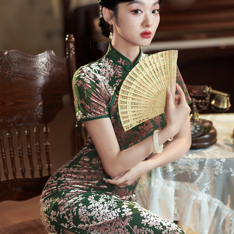 绿色短袖旗袍2026秋季新款新中式国风改良年轻款长款妈妈装连衣裙