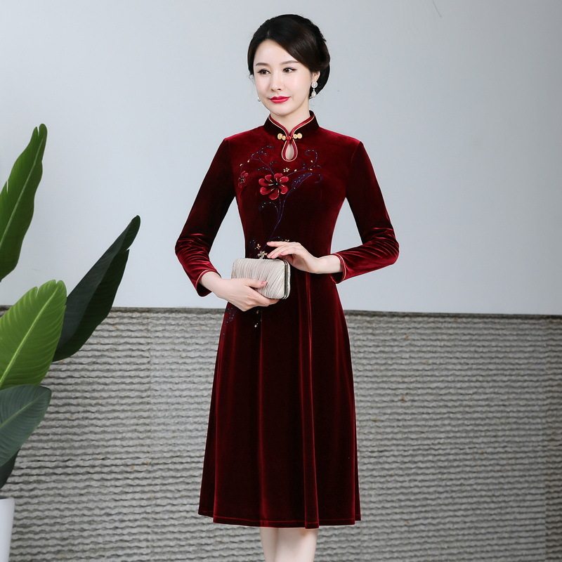 2026春装新款丝绒旗袍改良复古中老年妈妈装长袖大码中长大摆结婚