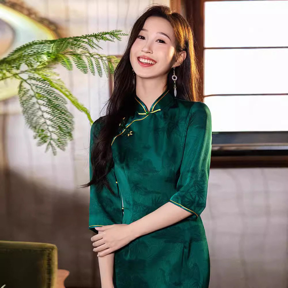 老上海旗袍绿色长袖新中式2026新款日常复古改良国风连衣裙年轻款