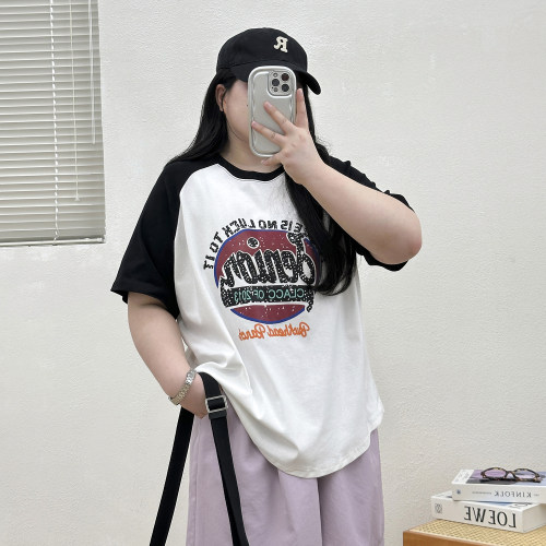 撞色插肩袖拼接圆领印花T恤
