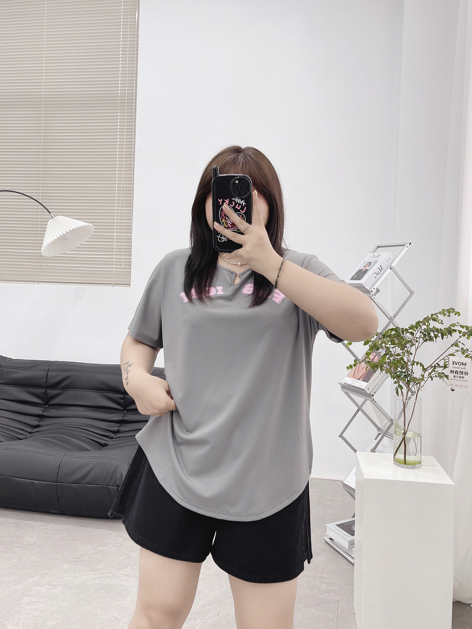 WANWANJIA 지방 MM 편지 인쇄 작은 오픈 칼라 불규칙한 반팔 티셔츠 여성 여름 대형 슬림 루즈 탑 V 넥
