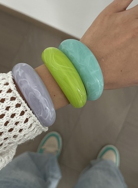 日韩小版细手腕加戴到100斤 女神开口多色透明亚克力手镯跨境