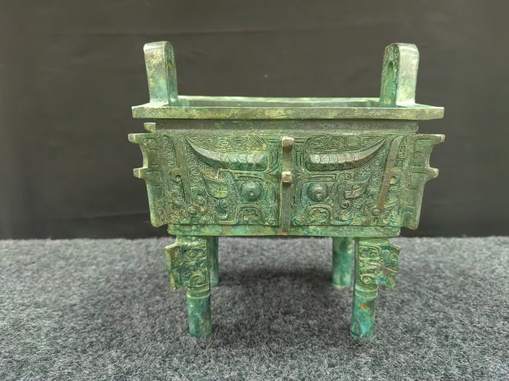 青铜兽面纹方鼎商务礼品摆件